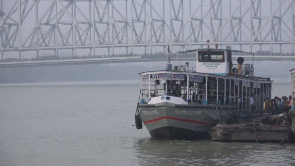 Passagiers sluiten een veerboot in Kolkata — Stockvideo