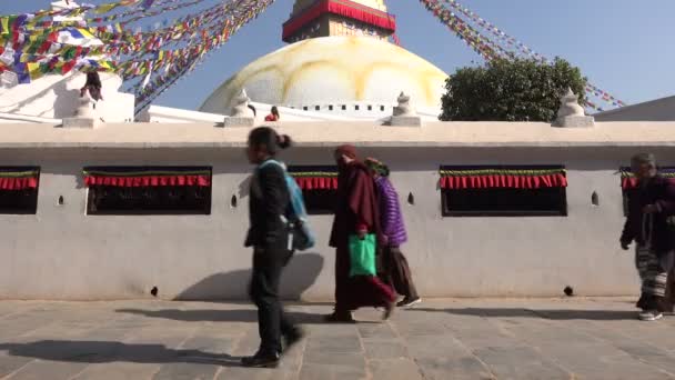 Besucher spazieren um die Boudhanath Stupa — Stockvideo