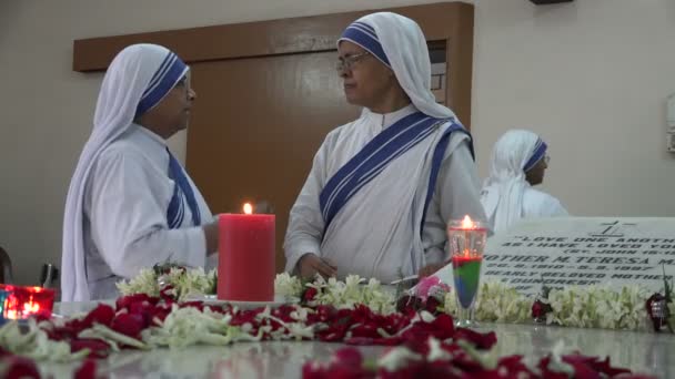 Dos monjas hablan entre ellas. — Vídeo de stock