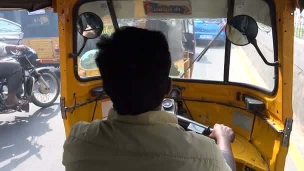 Jinete de Rickshaw en Chennai — Vídeo de stock