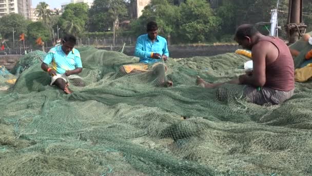 Men repair fishing nets — Stock Video