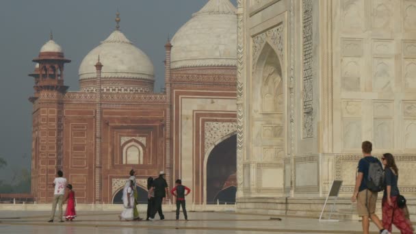 Mensen lopen rond Taj Mahal — Stockvideo