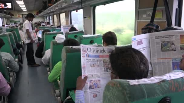 Empresarios leen periódicos en el tren — Vídeo de stock