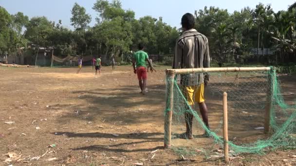 Young men play football — Stock Video