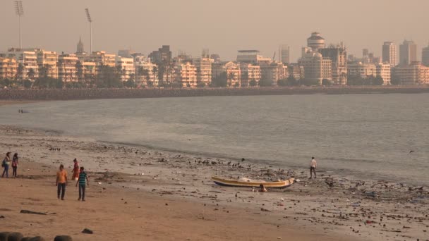 Ember látogat el a szennyezett Chowpatty Beach — Stock videók