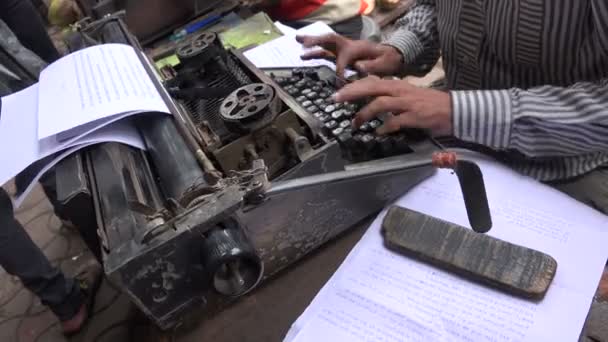 Mann benutzt Schreibmaschine, um Briefe zu tippen — Stockvideo