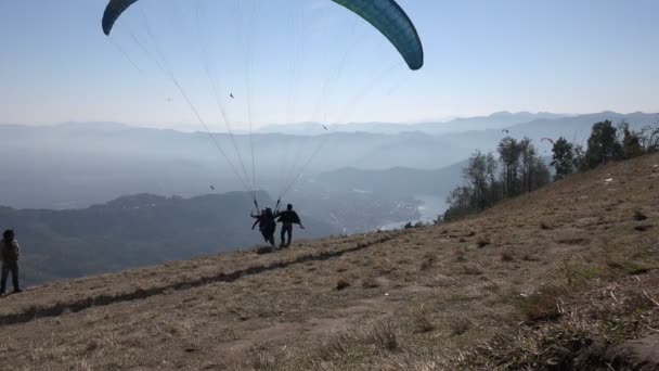 Парапланеристы взлетают с горы — стоковое видео