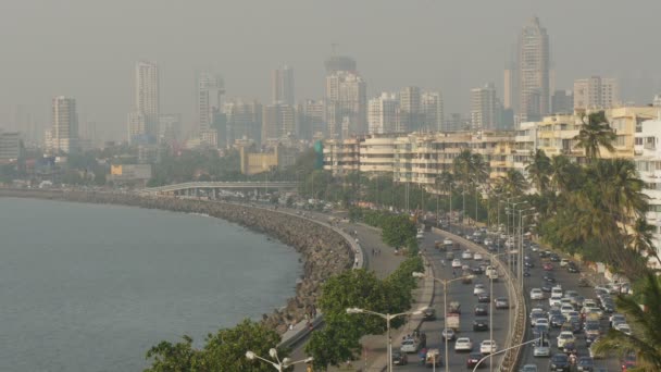 Jezdí přes Marine Drive — Stock video