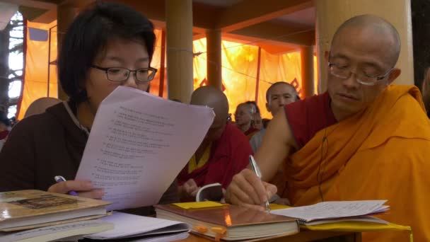 Menschen übersetzen eine Rede des Dalai Lama — Stockvideo