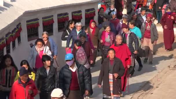 Pilgrimer promenad runt den boudhanath stupan — Stockvideo