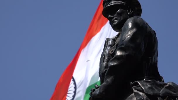 A bandeira indiana atrás de uma estátua de um soldado — Vídeo de Stock