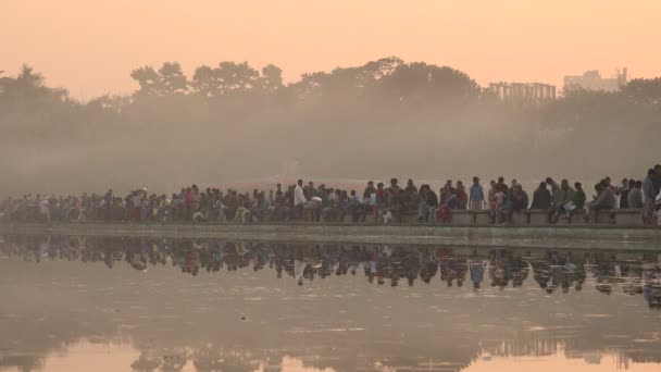 Les gens visitent un parc Ramna — Video