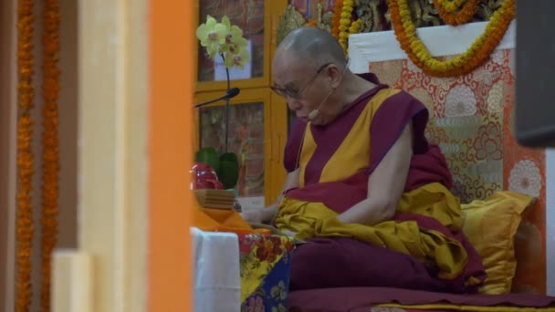 Dalai Lama ger ett tal — Stockvideo