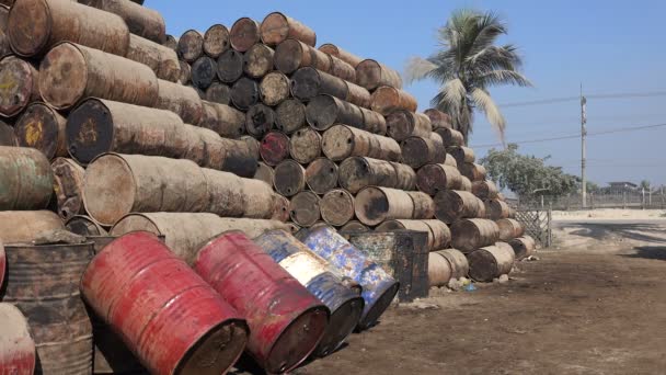 Barriles de petróleo usados en un taller — Vídeos de Stock