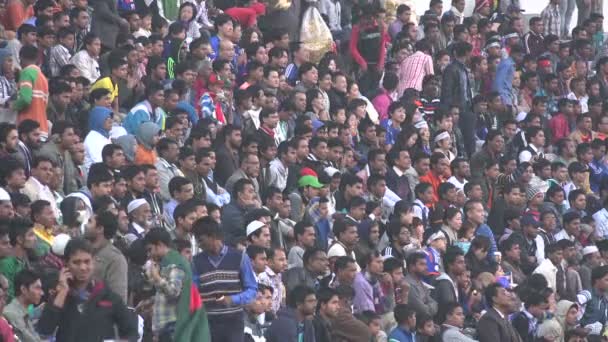 La gente ve un partido de fútbol — Vídeo de stock