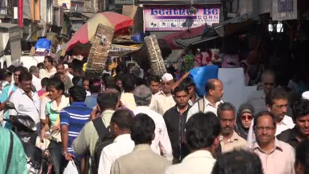 Crowds of people are shopping — Stock Video