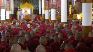 Budist rahipler için Dalai Lama dinle