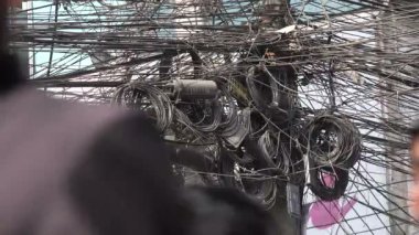 Elektrik telleri tehlikeli bir direğe karışık