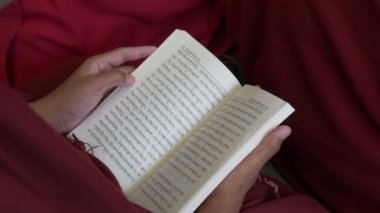 Bir keşiş bir Tibet okuma kitap