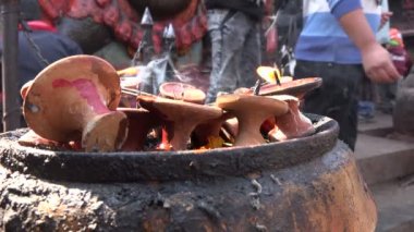 Önemli bir türbenin önünde tereyağı lambaları