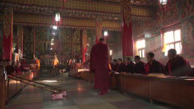 Keşişler mantralar zikretmek