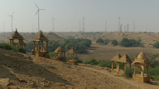 Parcs éoliens derrière un monument ancien — Video