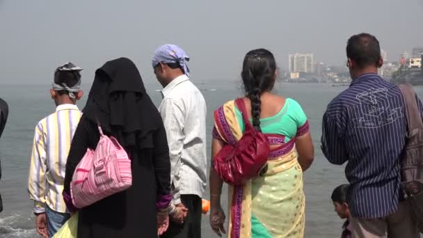 Familias musulmanas e hindúes — Vídeo de stock
