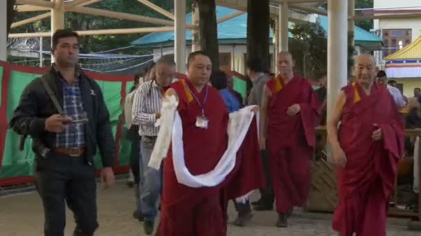 Dalai Lama tiba di sebuah biara — Stok Video
