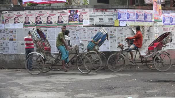 Цикл рикші вершників, де зібрались віруючі — стокове відео