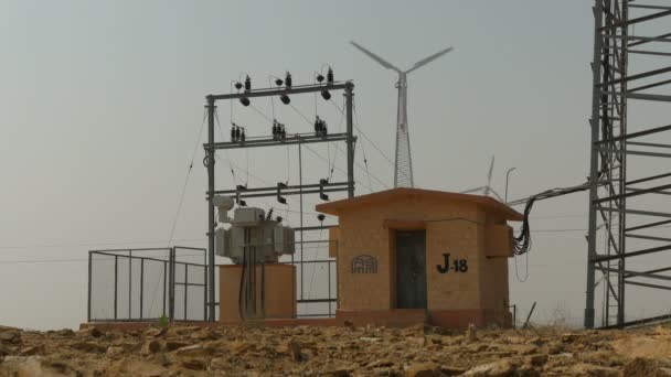 Molinos de viento y estación de transmisión — Vídeo de stock