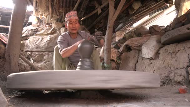 Muž se stará ve výrobě keramiky — Stock video