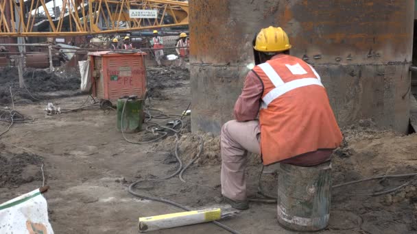 Soldador trabalha em um canteiro de obras — Vídeo de Stock