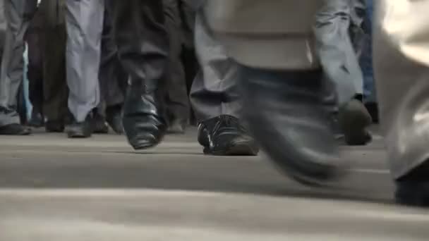 Nohou a nohou dojíždějících na nádraží Victoria — Stock video