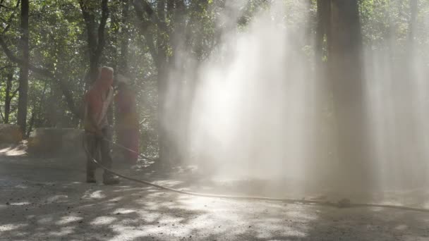 工人清理一条山路 — 图库视频影像