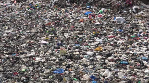 Çöp yüzen bir kirli nehir yoluyla — Stok video