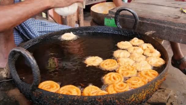 El vendedor hace Jalebi — Vídeo de stock