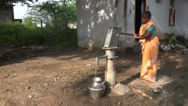 Mujer opera una bomba de agua — Vídeo de stock