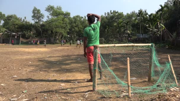 Jovens jogam futebol — Vídeo de Stock