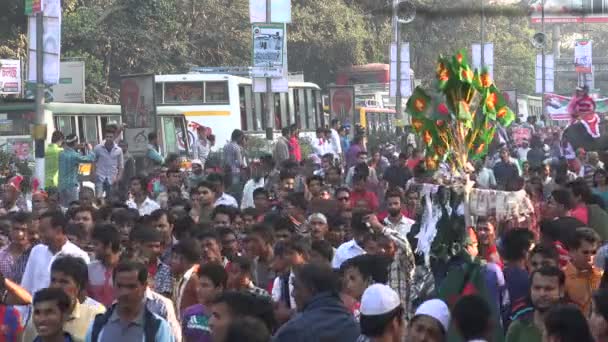 La gente camina por las calles — Vídeos de Stock