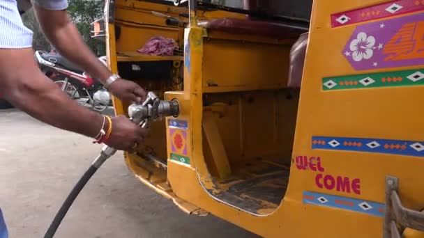 Pumping CNG into a motorized rickshaw — Stock Video