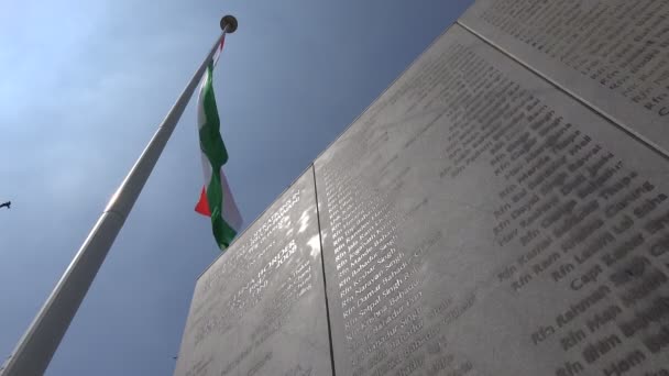 Namnen på de döda soldater skrivs på ett monument — Stockvideo