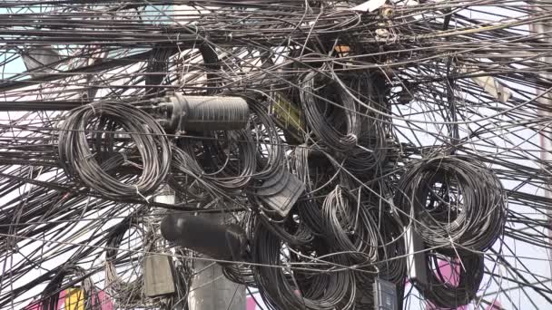 Kabel listrik yang berbahaya kusut pada tiang — Stok Video