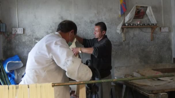 Men prepare fresh noodles — Stock Video