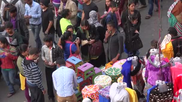 Mensen een bezoek aan een drukke winkelstraat — Stockvideo