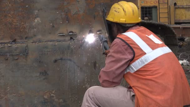 建筑工地的焊工工作 — 图库视频影像