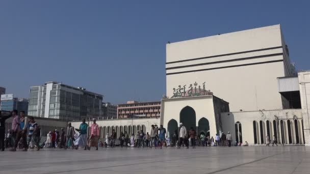 Los musulmanes salen de la mezquita Baitul Mukarram — Vídeo de stock