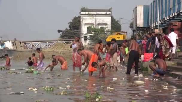 Los hombres toman un baño en un ghat de baño — Vídeos de Stock