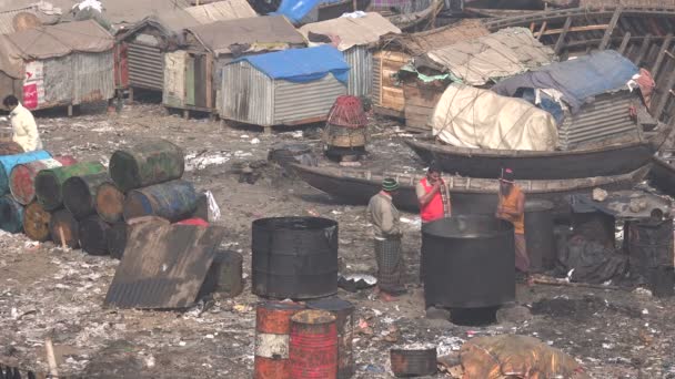 Men boil chemicals at a garbage dump — Stock Video