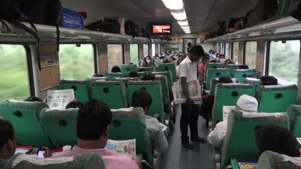Zakenlieden lezen kranten in de trein — Stockvideo