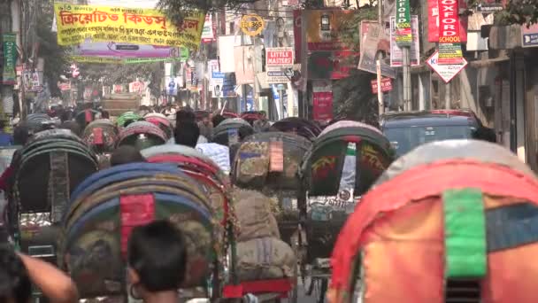 People use cycle rickshaws — Stock Video